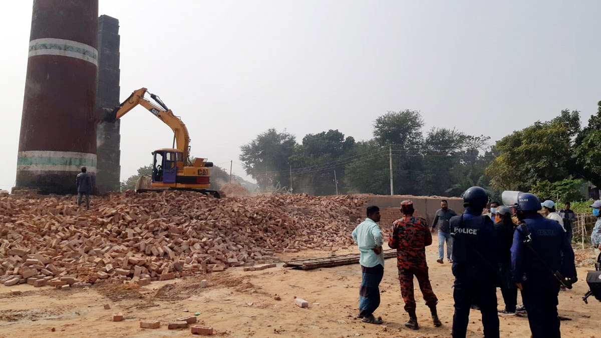 অবৈধ ইটভাটা উচ্ছেদ করতে যাওয়া ম্যাজিস্ট্রেটের ওপর হামলা