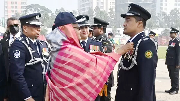 পদক পেলেন ১১৫ পুলিশ কর্মকর্তা