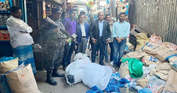 সিলেটে নিষিদ্ধ পলিথিনের গোদামে ভ্রাম্যমান আদালতের হানা