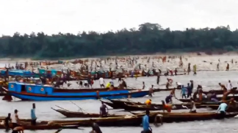 সিলেটের পর্যটনকেন্দ্রের সাদা পাথর হরিলুট