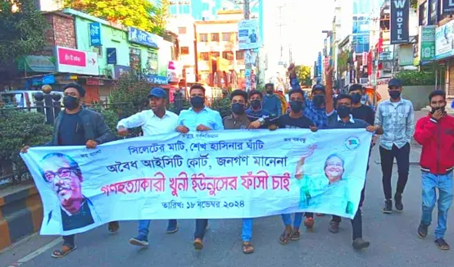 মুখে মাস্ক লাগিয়ে ‘জয় বাংলা’ স্লোগানে ঝটিকা মিছিল করেছেন একদল যুবক