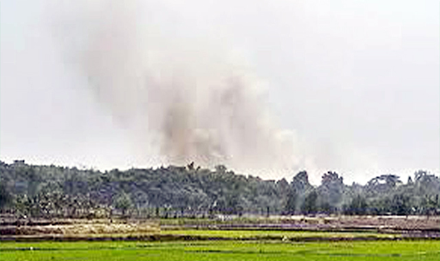 মিয়ানমারের রাখাইন রাজ্যের মংডু টাউনশিপে একের পর এক বিস্ফোরণের শব্দে কাঁপছে কক্সবাজার